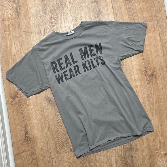 REAL MEN WEAR KILTS | Graphic T-Shirt - Picture 1 of 4